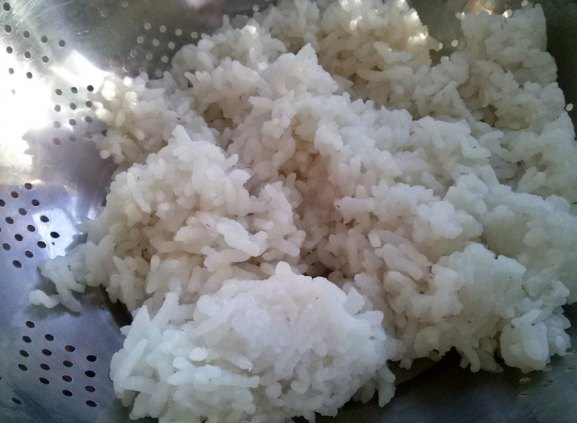 1. Этап. Ленивые голубцы с рисом и фаршем: Отварите рис, слейте с него воду, промойте его холодной водой.