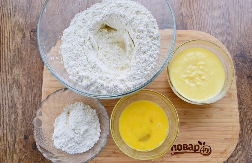 1. Этап. Медовый торт Пчелиный укус: Муку просейте в глубокую миску, отложите 2 ст. л. для подпыла рабочей поверхности. Добавьте быстродействующие дрожжи и соль. Мед и растопленное сливочное масло соедините и размешайте до однородности. Яйцо слегка взбейте.