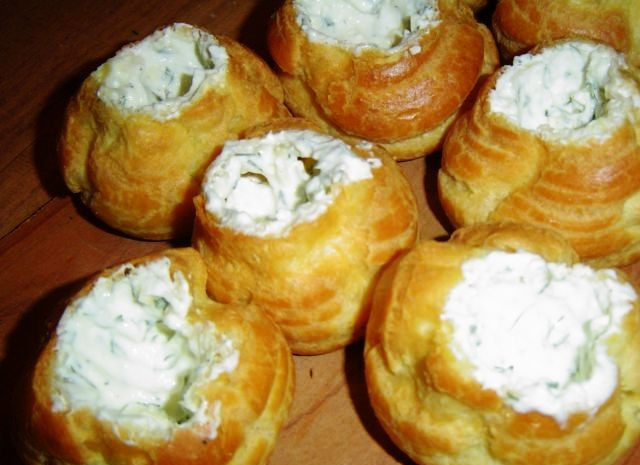 1. Этап. Профитроли с красной рыбой: Берем готовые профитроли, срезаем у них верхушки и наполняем их начинкой.