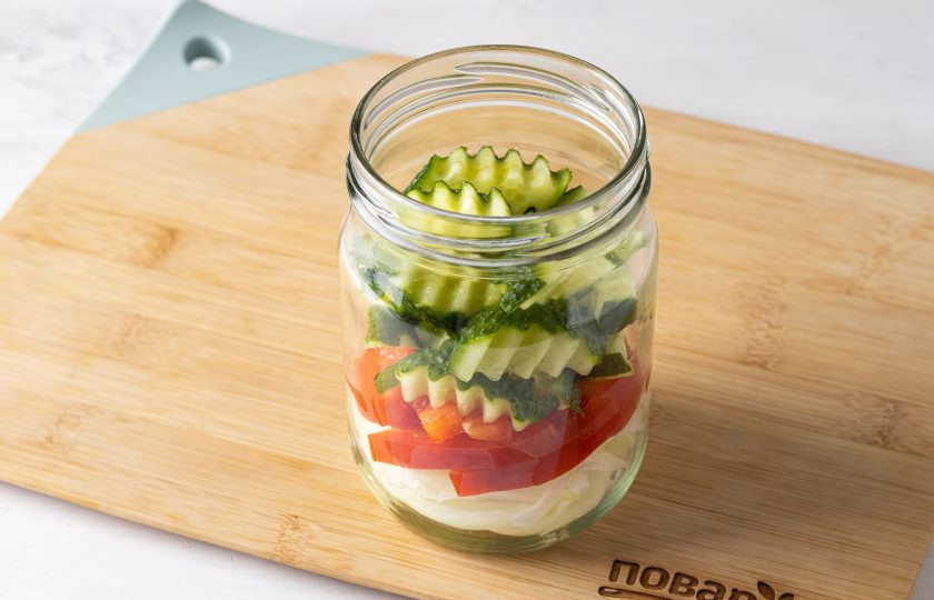 1. Этап. Салат на зиму с огурцами и помидорами: Огурец помойте, разрежьте пополам и нарежьте ломтиками примерно 1 см. шириной. Я использую для нарезки фигурный нож.