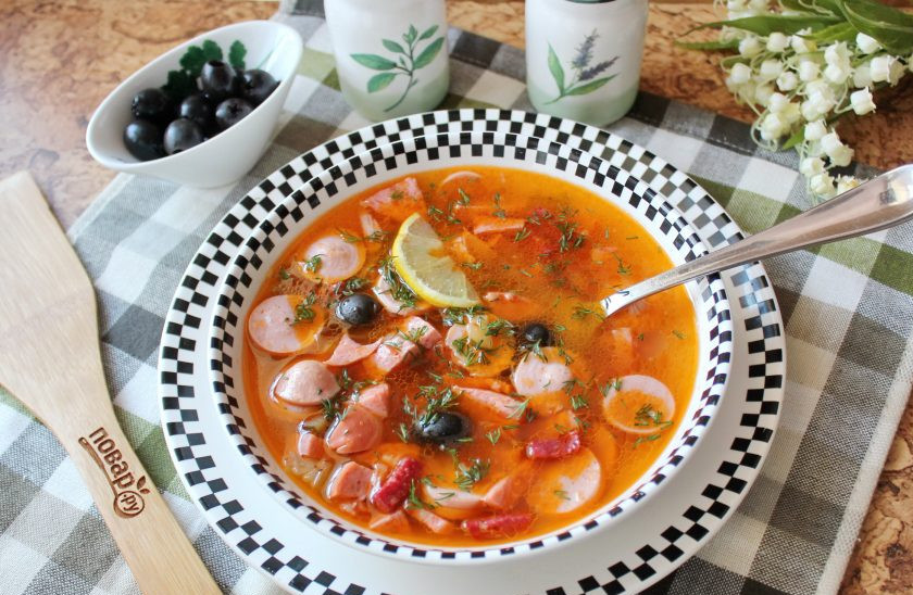 1. Этап. Солянка как в ресторане: Солянка как в ресторане готова. В каждую тарелку добавьте ломтик лимона и подавайте к столу.