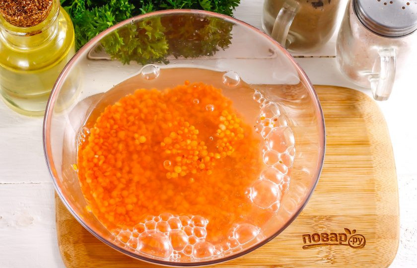 1. Этап. Перепелка с чечевицей: Промойте чечевицу в воде несколько раз.