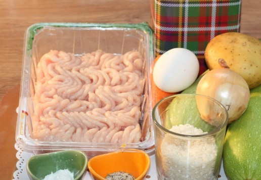 1. Этап. Куриные котлеты на кабачковой подушке: 1. Подготовим продукты для котлет. Форма для запекания 19*28 см