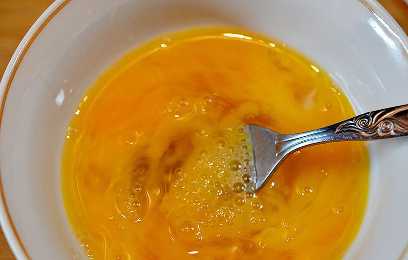 1. Этап. Омлетные роллы с зеленью и крабовыми палочками: 4. Пока топится масло, яйца взбейте вилкой, посолите.