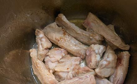 1. Этап. Ребрышки ягненка, тушенные с картошкой: Мультиварку поставьте в режим 