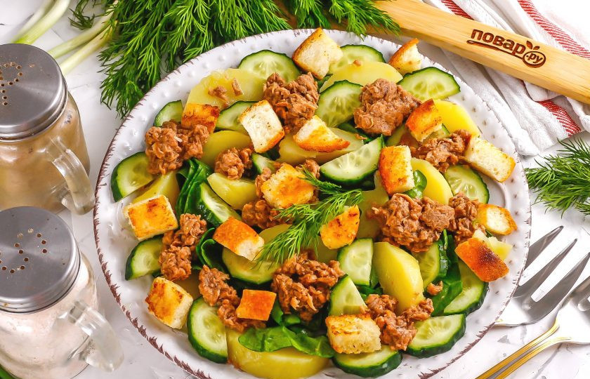 1. Этап. Салат с тунцом и сухариками: Посолите салат и подайте его к столу сразу же после приготовления. Приятного аппетита!