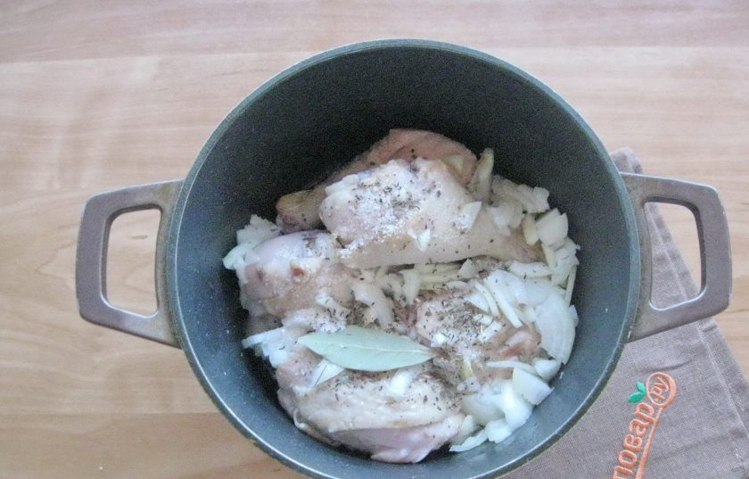 1. Этап. Курица в вине по-французски: Добавьте лавровый лист, соль, перец черный молотый.