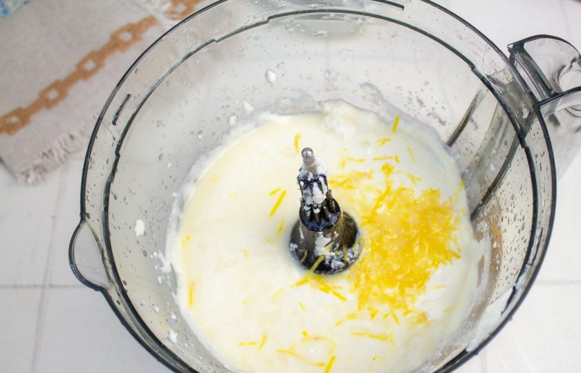 1. Этап. Лимонный чизкейк без выпечки: Добавьте сок и цедру лимона.