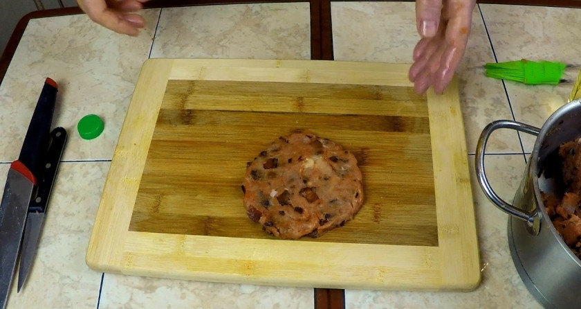 1. Этап. Супербургер от дяди Сэма: Котлеты лепим плоской формы.