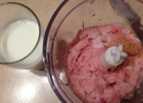 1. Этап. ПП-сосиски: Добавляем специи (чтобы сосиски получились ярче, можно добавить пол чайной ложки молотой паприки) и молоко.