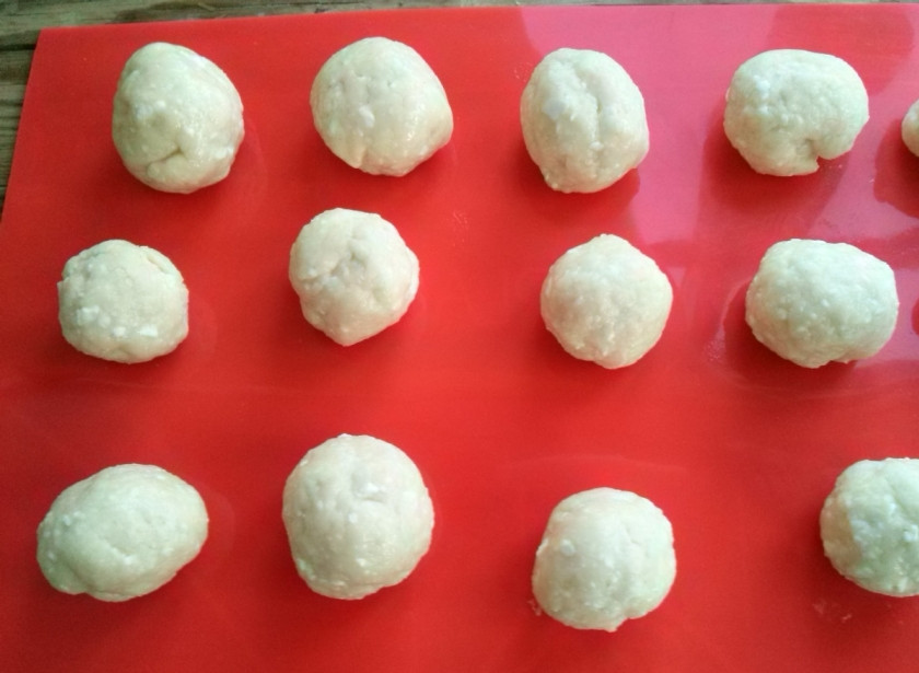 1. Этап. Пончики из творога: 3. Смажьте руки растительным маслом. Из теста сформируйте маленькие шарики. Нагрейте растительное масло, уменьшите огонь до среднего.