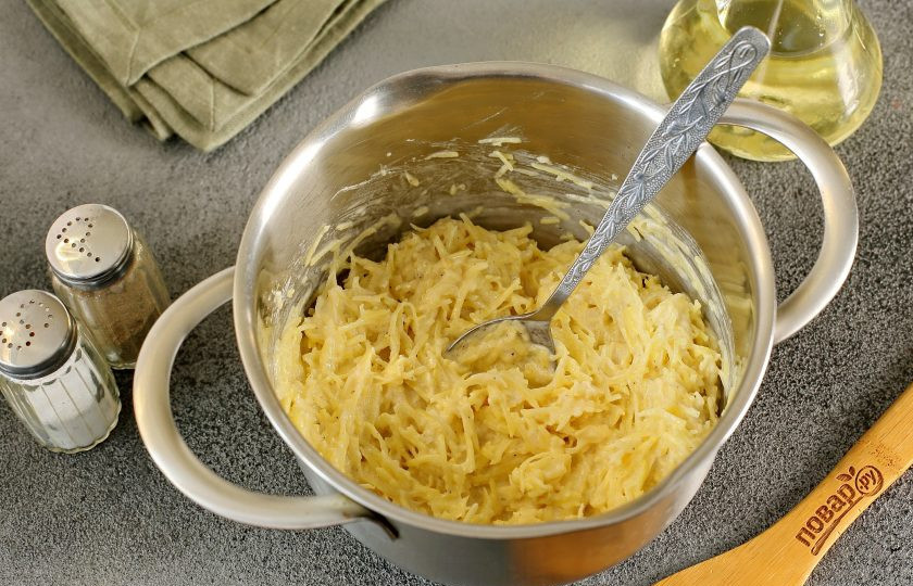 1. Этап. Скандинавский завтрак: Затем добавьте молоко, муку, соль и молотый перец по вкусу. Хорошо все перемешайте.