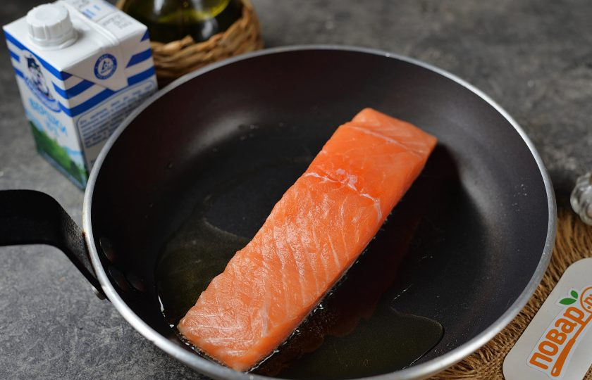 1. Этап. Семга со шпинатом в сливочном соусе: Разогрейте в сковороде растительное масло, выложите в него филе семги и быстро обжарьте со всех сторон. Переложите семгу на теплую тарелку.