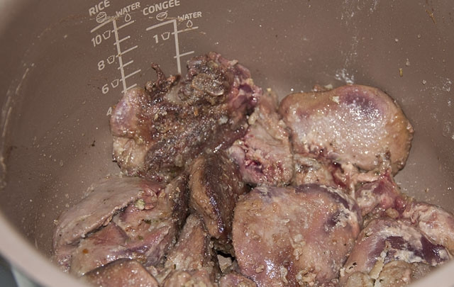 1. Этап. Печень индейки в мультиварке: 6. Выложите печень, обжарьте 7-10 минут, периодически переворачивая. Затем добавьте лук и сливки. В режиме 