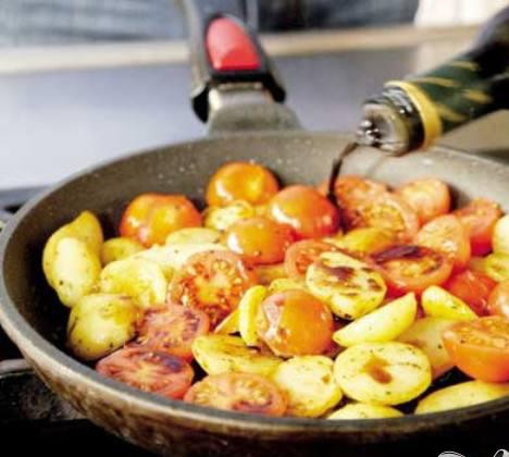 1. Этап. Салат Нисуаз или Ниццкий салат: 3. Картофель разрежать на две части. В сковородке разогреть 2 ст.л. оливкового масла. Положить картофель стороной разреза вниз на сковородку и жарить приблизительно 4 минуты, пока картофель не зарумянится и не станет хрустящим. Переворачивать картофель, чтобы он подрумянился со всех сторон. Затем прибавить огонь и добавить помидоры, разрезанные пополам. Жарить помидоры 1 минуту. Влить 1 ст.л. бальзамического уксуса, выключить огонь и посыпать сверху базиликом.