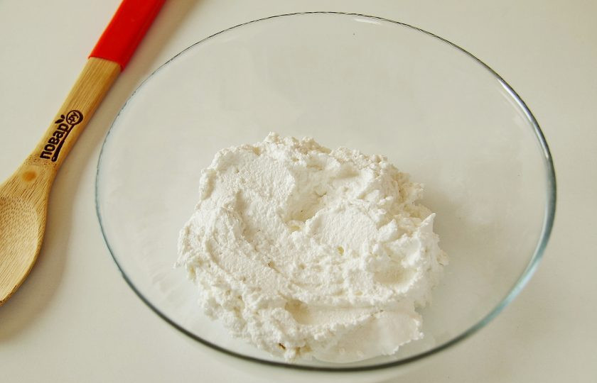 1. Этап. Мамина запеканка: Творог тщательно разотрите вилкой. Для более нежного вкуса я предпочитаю его пюрировать блендером до однородного состояния.