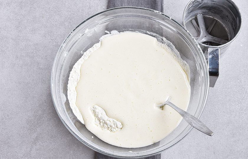 1. Этап. Банановый пирог в мультиварке: Добавьте сверху взбитые яйца и аккуратно, но быстро перемешайте тесто ложкой.