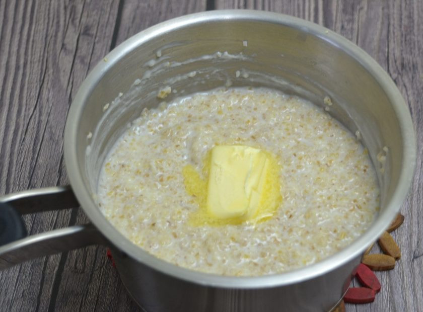 1. Этап. Каша Артек: Когда каша будет практически готова, снимите с огня. Положите кусочек сливочного масла, накройте крышкой и оставьте на 5 минут, чтобы крупа окончательно дошла, а масло растопилось.