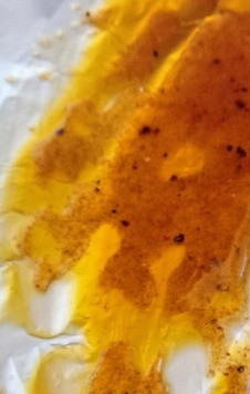 1. Этап. Теплый салат из помидоров, моцареллы и орегано: Разогреть духовку до 240C. В отдельной ёмкости смешать оливковое масло, 1/2 чайной ложки соли, мед, копчёную паприку и немного перца. Вылить соус в форму для запекания.