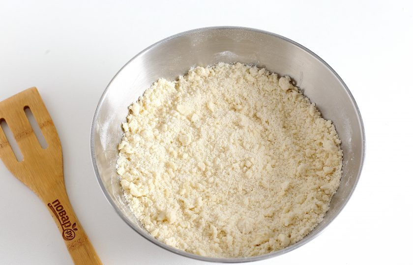 1. Этап. Песочный пирог: Перетрите все руками до состояния крошек.