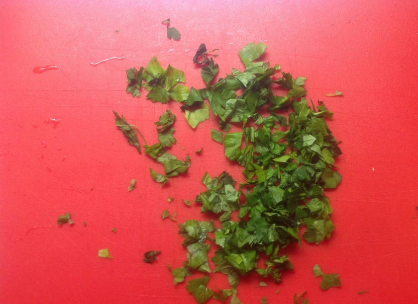 1. Этап. Салат весенний вечер: Порезать базилик и петрушку