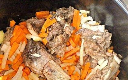 1. Этап. Плов с ребрышками в мультиварке: 2. Через 20 минут добавим к ним морковь и лук. И продолжаем готовить оставшиеся 20 минут.