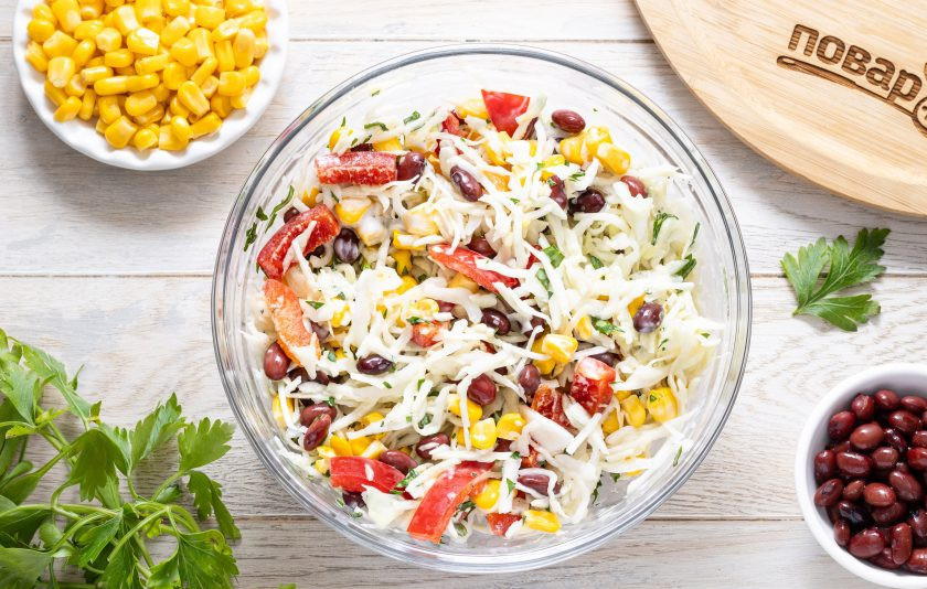 1. Этап. Салат с капустой, фасолью и кукурузой: Перемешайте салат.