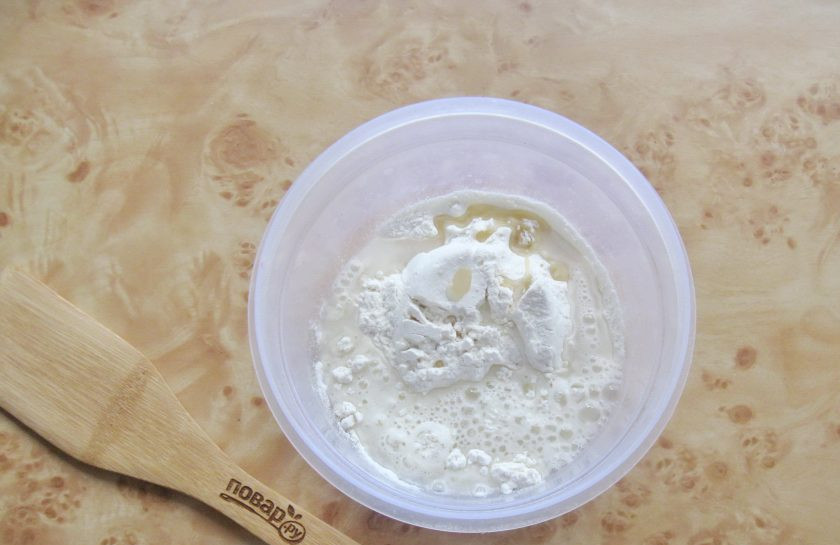 1. Этап. Ленивые вареники с капустой: Влейте воду.