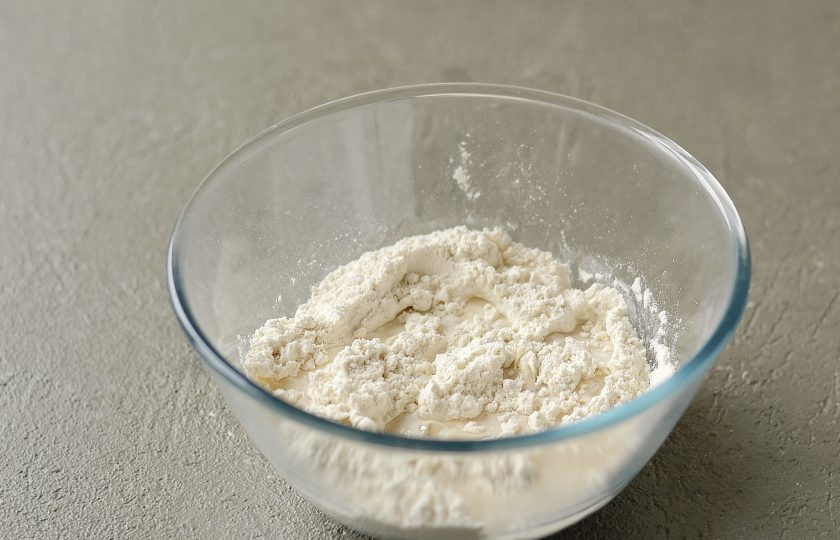 1. Этап. Постные хачапури: Смешайте щепотку соли с мукой. Влейте воду.