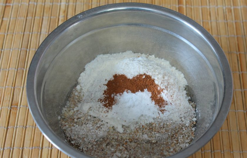 1. Этап. Овсяное печенье как в магазине: Добавляем соль, корицу и гашенную соду.