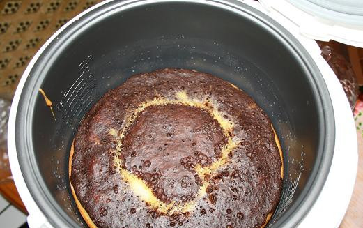 1. Этап. Торт Ивашкины кудряшки: 1. Замешиваем тесто и делим его на две части. В одну часть добавляем какао. Смазываем мультиварку маслом и отправляем в емкость тесто. На низ кладем белое тесто, а на верх - темное. Выставляем режим 