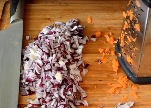 1. Этап. Суп из рыбных консервов (из горбуши): Нарежем лук мелкими кубиками, а морковь натираем на терке.