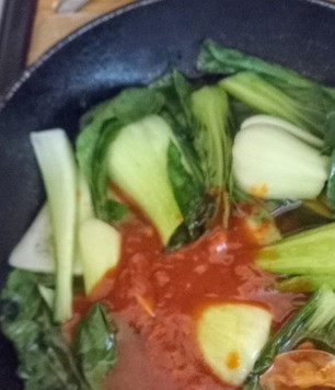 1. Этап. Зелень в сливочном соусе с кочудяном: Добавьте соус. Перемешайте. Готовьте ещё минуты две.