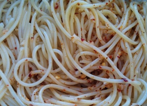 1. Этап. Острые спагетти: 5. Также добавьте соль и перец. Перемешайте ингредиенты, оставив их на 1-2 минуты на небольшом огне.