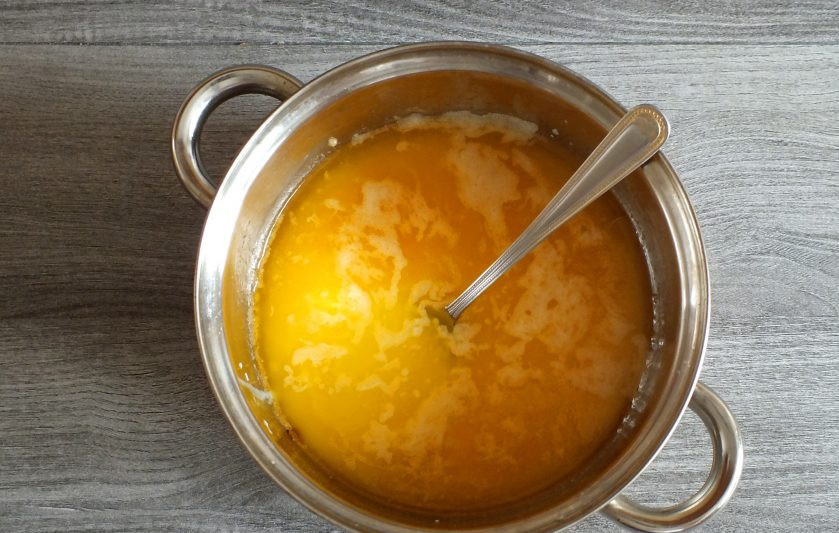 1. Этап. Сливочный щербет: Не снимая с огня к растопленному маслу добавьте сгущенное молоко. Перемешайте до однородного состояния.