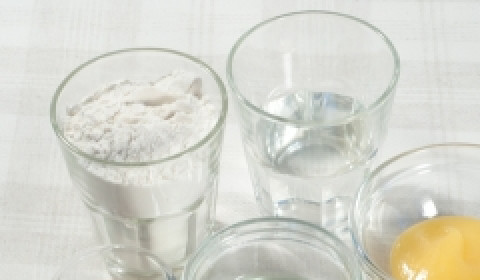 1. Этап. Тесто для пиццы с медом: 1. Согласитесь, тесто должно таять во рту и быть очень мягким. Кроме этого, на его приготовление не должно уходить слишком много времени. Чтобы для большинства хозяек приготовление основы не было тяжелой работой, предлагаю классический рецепт теста для пиццы с медом, которое сможет приготовить даже начинающий кулинар. Итак, вам понадобится теплая вода, мука, мед, сухие дрожжи, соль и оливковое масло.