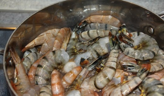 1. Этап. Севиче из креветок: Креветки промойте. Вскипятите воду. Варите в ней морепродукты до красного цвета. Потом слейте воду, но оставьте её.