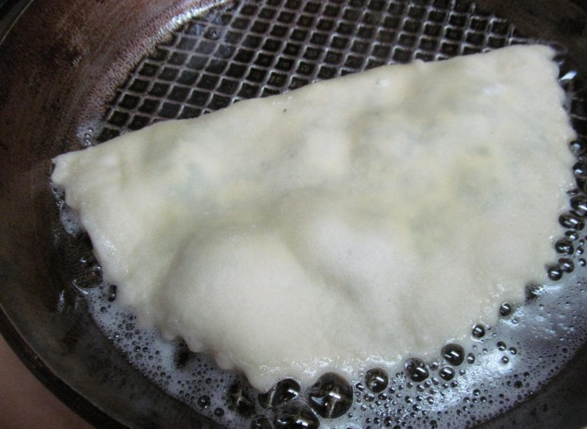 1. Этап. Лепешки на простокваше с творогом и зеленью: Нагреть сковороду с растительным маслом, жарим на среднем огне до румяной корочки.