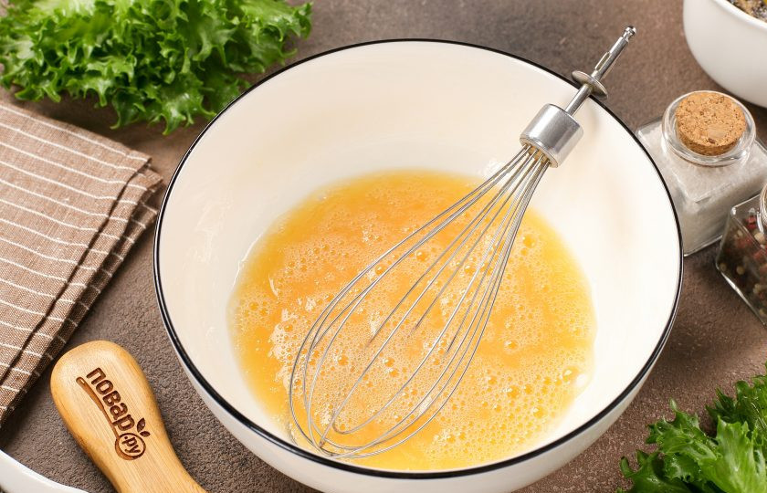 1. Этап. Пирог с сайрой и рисом: Взбейте яйца с солью.