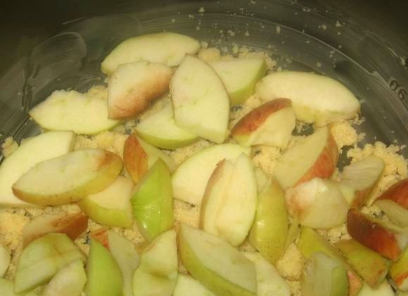 1. Этап. Песочный пирог в мультиварке: Наверх выкладываем нарезанные яблоки.