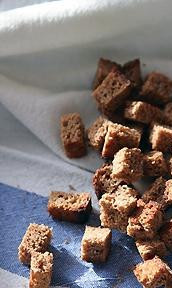 1. Этап. Салат из яиц с сухариками: Сухарики, если в наличии их не имеется, можно подсушить в духовке из слегка затвердевшего ржаного хлеба.