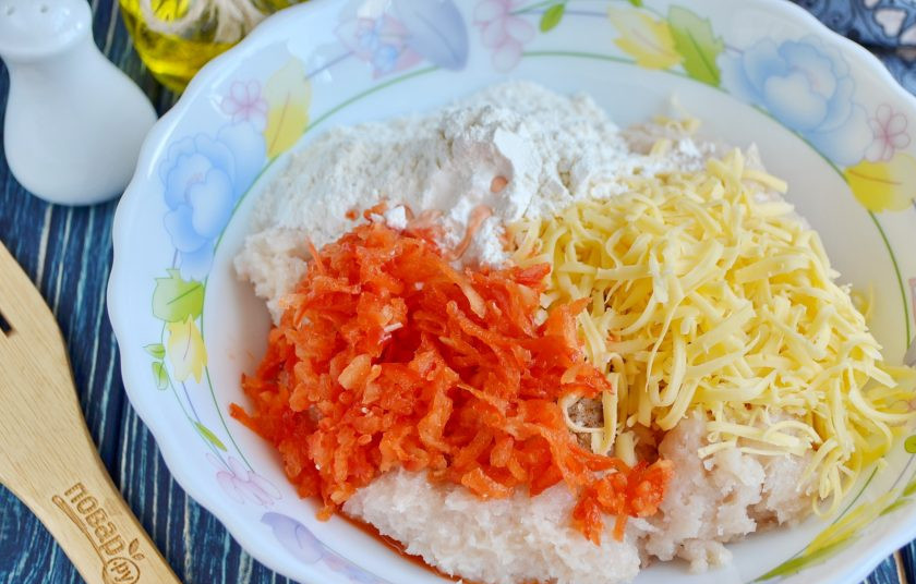 1. Этап. Котлеты из курицы с паприкой: Добавьте тертую паприку и сыр (я терла на крупной терке), муку. Перемешайте очень тщательно фарш.