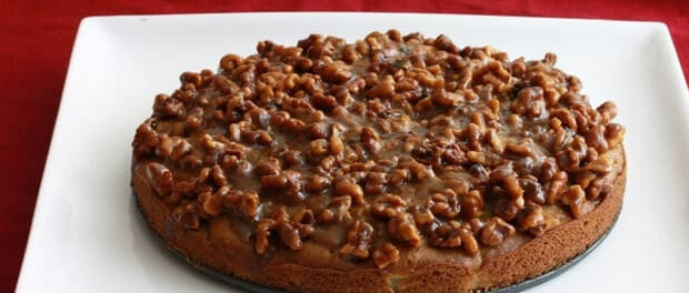 1. Этап. Пирог с грушами и орехами: 14. Дайте пирогу остыть, а через 10 минут снимите боковые стенки формы для запекания.