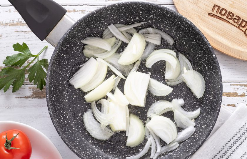 1. Этап. Помидоры фаршированные морковью: Нарежьте репчатый лук полукольцами, затем обжарьте с растительным маслом до золотистого цвета.