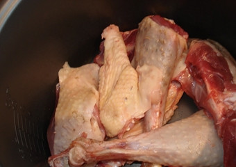 1. Этап. Индейка с яблоками в мультиварке: 1. Для начала я отдельно замачиваю грибы, пока не разбухнут, и тушу их с водой на сковороде примерно полчаса. Если не хотите посуду марать, закладывате в мультиварку сначала грибы, и в режиме 