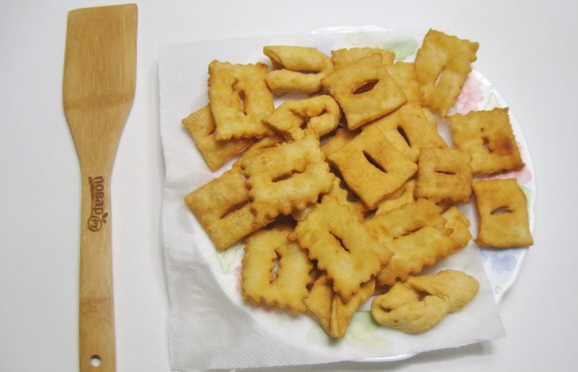 1. Этап. Итальянский хворост: Обжарьте хворост с обеих сторон до золотистого цвета и выложите на тарелку с бумажным полотенцем для удаления лишнего жира.