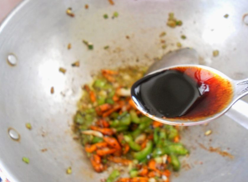 1. Этап. Китайская лапша с курицей: 8. Влейте соевый соус и прогрейте еще несколько секунд.