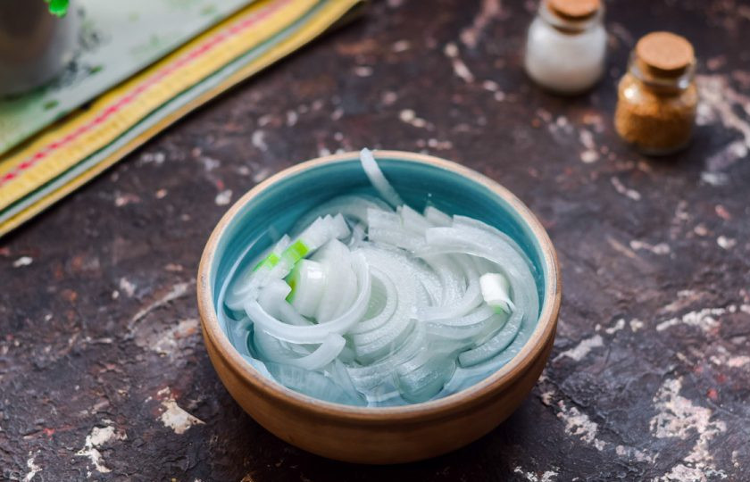 1. Этап. Салат с языком и маринованным луком: Лук очистите, сполосните и нарежьте полукольцами. Выложите в миску. Добавьте в лук порцию воды и столового уксуса, оставьте на 10 минут в покое, после промойте.