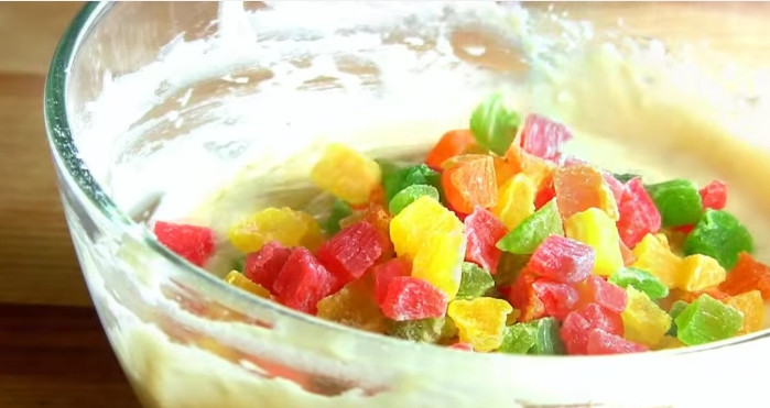 1. Этап. Маффины с цукатами в формочках: 4. После этого добавьте в тесто цукаты и перемешайте.