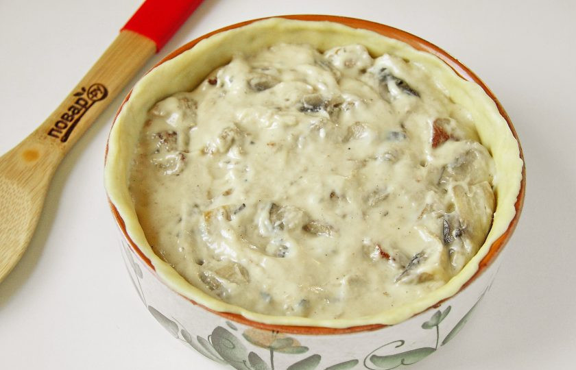 1. Этап. Мясной пай: Распределите начинку.